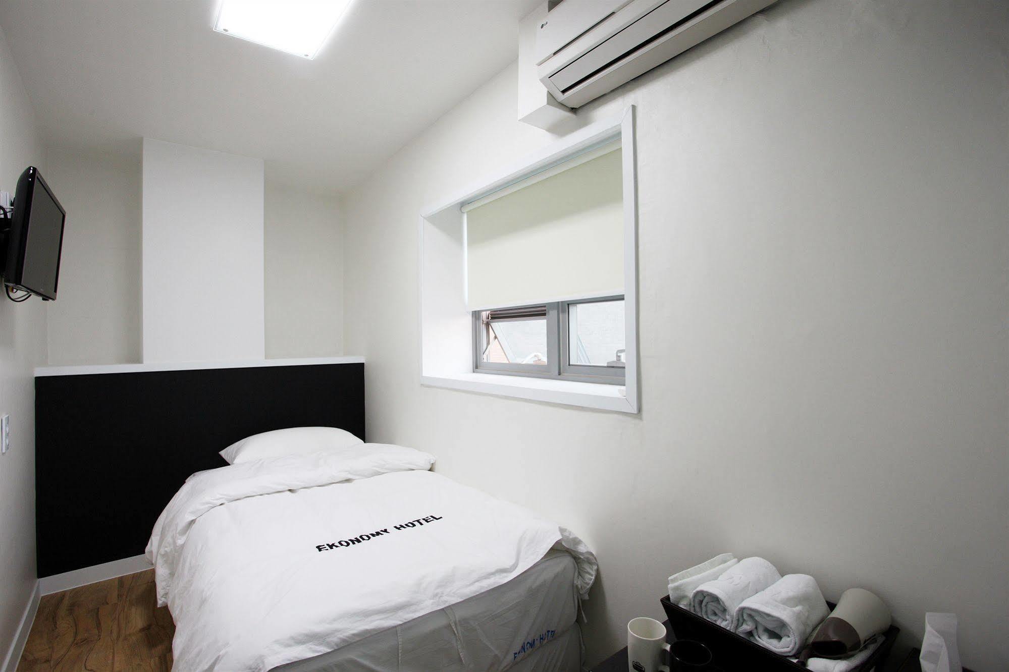 Ekonomy Hotel Myeongdong Central Seul Zewnętrze zdjęcie