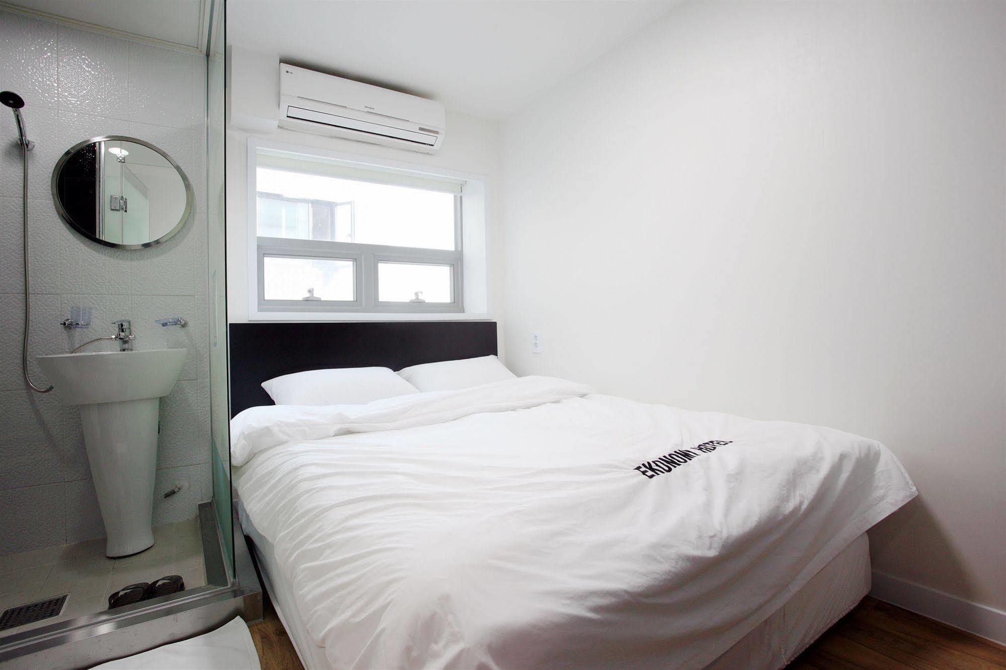 Ekonomy Hotel Myeongdong Central Seul Zewnętrze zdjęcie